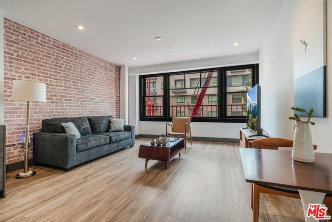 Building Photo - 932 S Hill St Unit 404