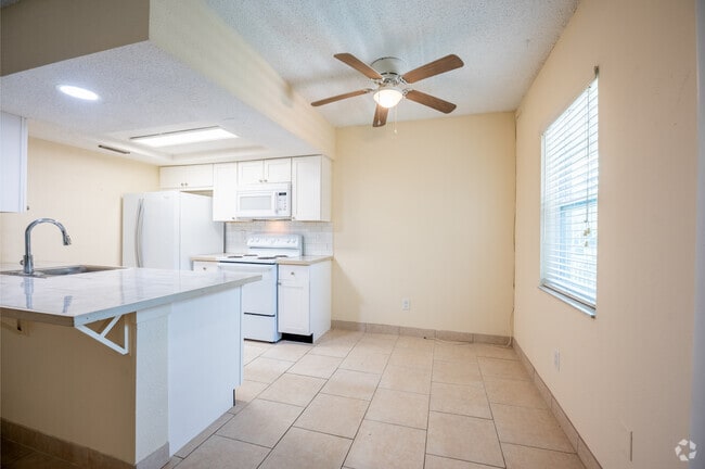 2BR, 2BA - 950SF - Dining Room - Lakeshore Apartments
