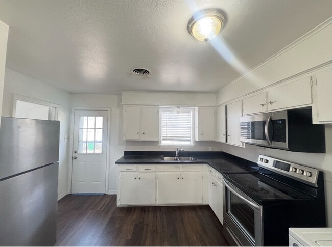 Photo - 405 Botts St