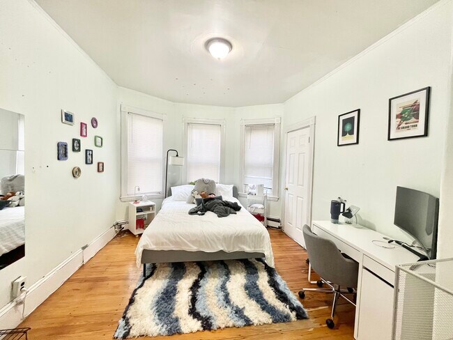 Building Photo - 168 Hillside St Unit 2