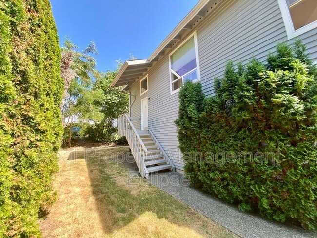 Building Photo - 910 6th St South Unit C Rental