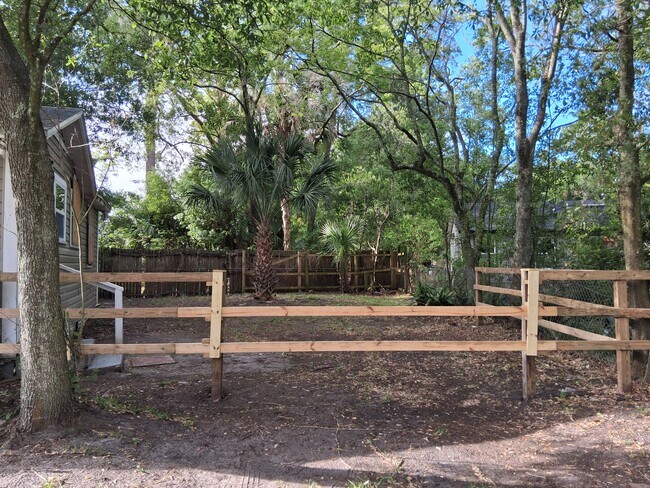 2904 Moncrief Rd