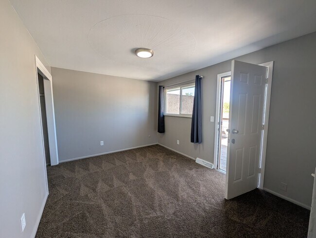 Photo - 725 Fraser St
