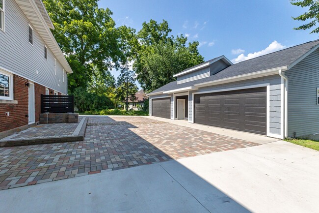 Building Photo - South Grandview Unit 224 S. Grandview