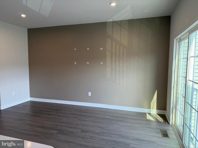 Photo - 927 Ericcson Ln