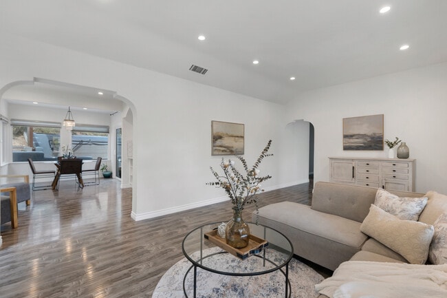 Photo - 19419 Oxnard St