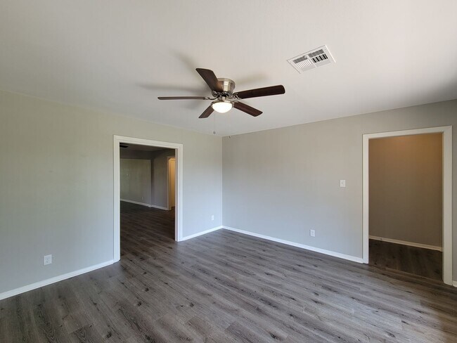 3919 Hickok Ln