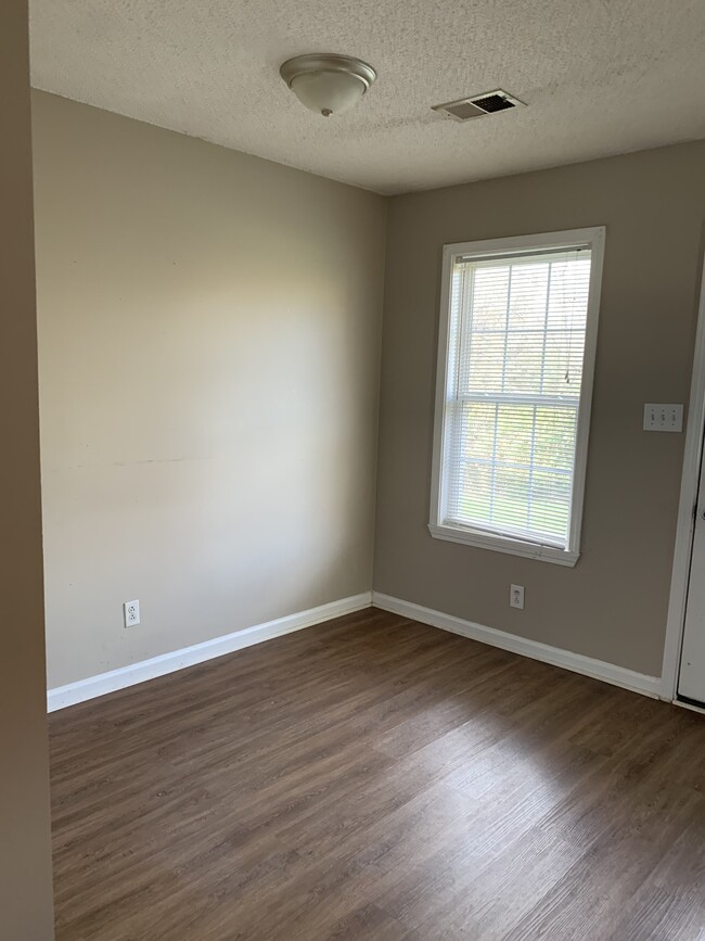 Photo - 1004 Caroline Dr