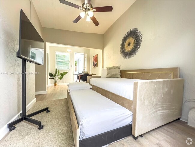 Building Photo - 2761 SW 33rd Ave Unit 3 Rental