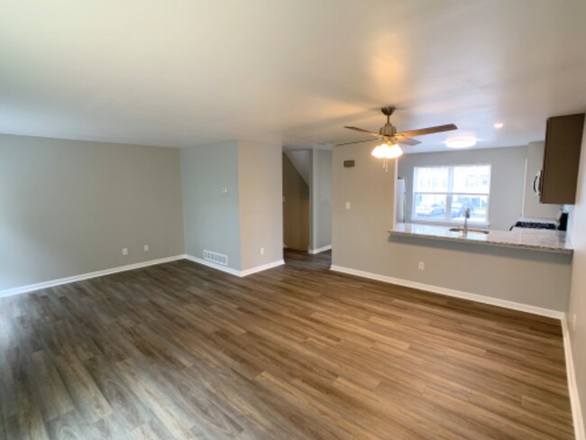 Photo - 424 N High St Ext