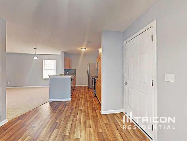 Photo - 208 E Waverly Pl Ct