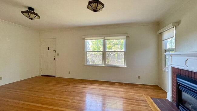 Photo - 1491 Iris St
