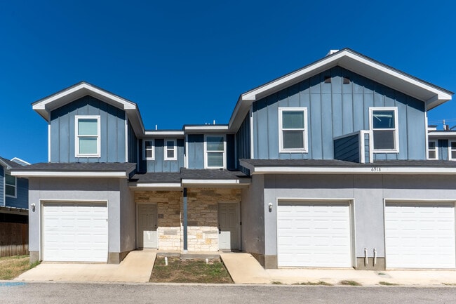 Building Photo - 6918 Crestway Dr Unit 3