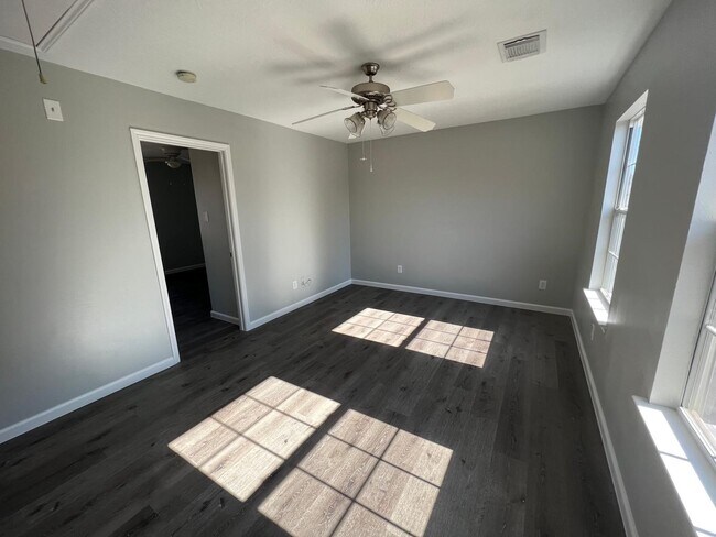 Photo - 19451 Nasworthy Dr