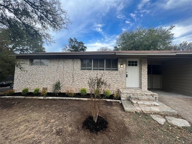 Building Photo - 907 Possum Trot St