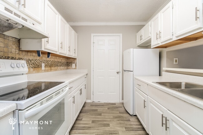 Photo - 208 Salusbury Ln