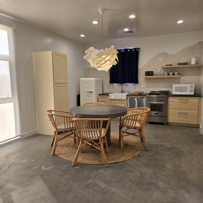 Kitchen & dining area - 519 S 6th St Unit 212