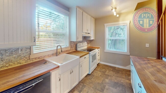 Building Photo - Adorable Canby Home, Cozy Gas Fireplace, Private Fenced Yard, Cat or Dog Friendly (2 max)