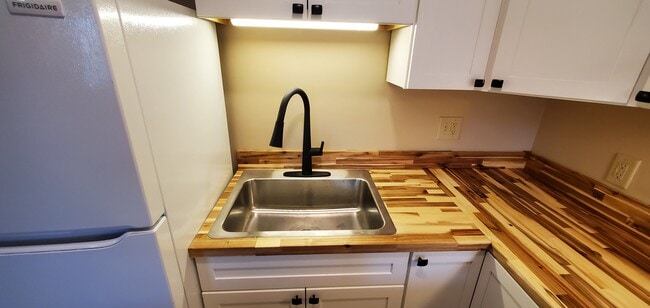 Kitchen sink - 303 Clint Norris Rd Unidad 303  2