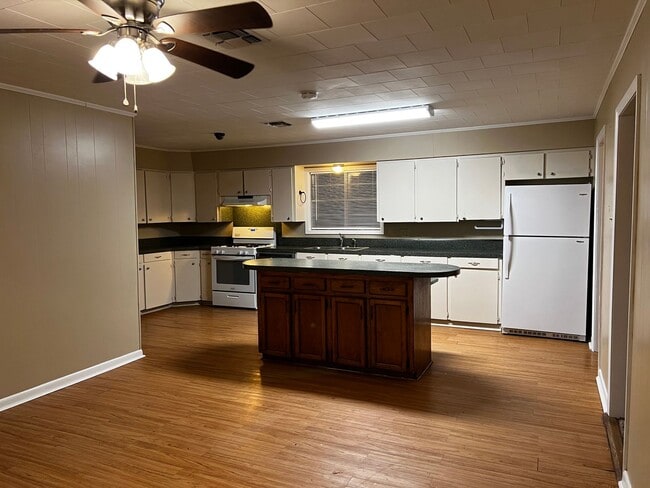 Photo - Four Bedroom, Two Bathroom, large yard, (MOVE IN SPECIAL!!)