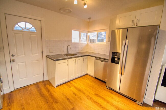 Photo - 550 W 10th St