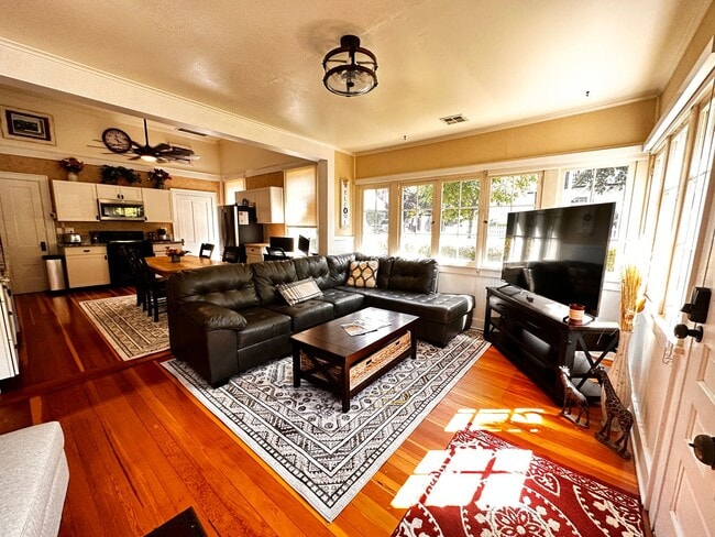 Photo - 160 W C St