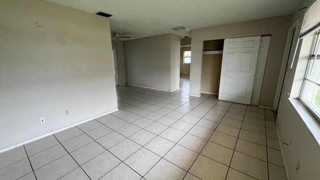 Building Photo - 1547 Oak Dr Unit 1547 Oak drive