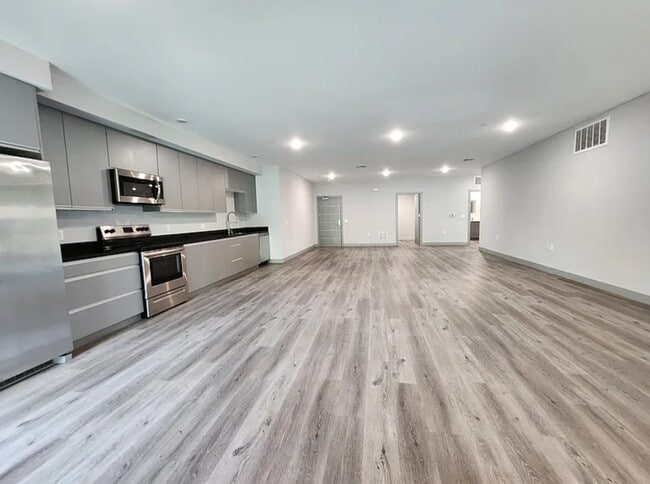 Photo - 7040 Woodman Ave Unidad 105