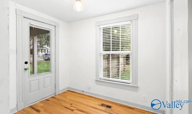 Photo - 3305 Bradley St SW
