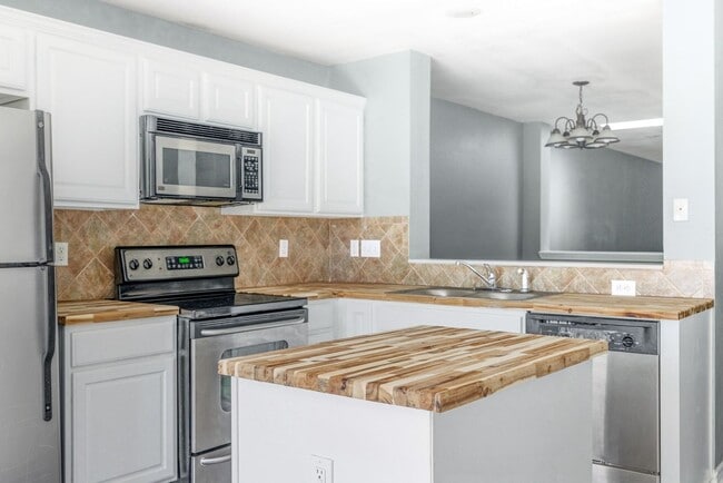 Building Photo - Carriage Place Square Unit 102