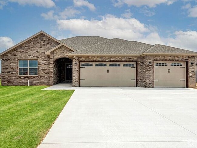Building Photo - Luxury, Location, and Convenience. Rental