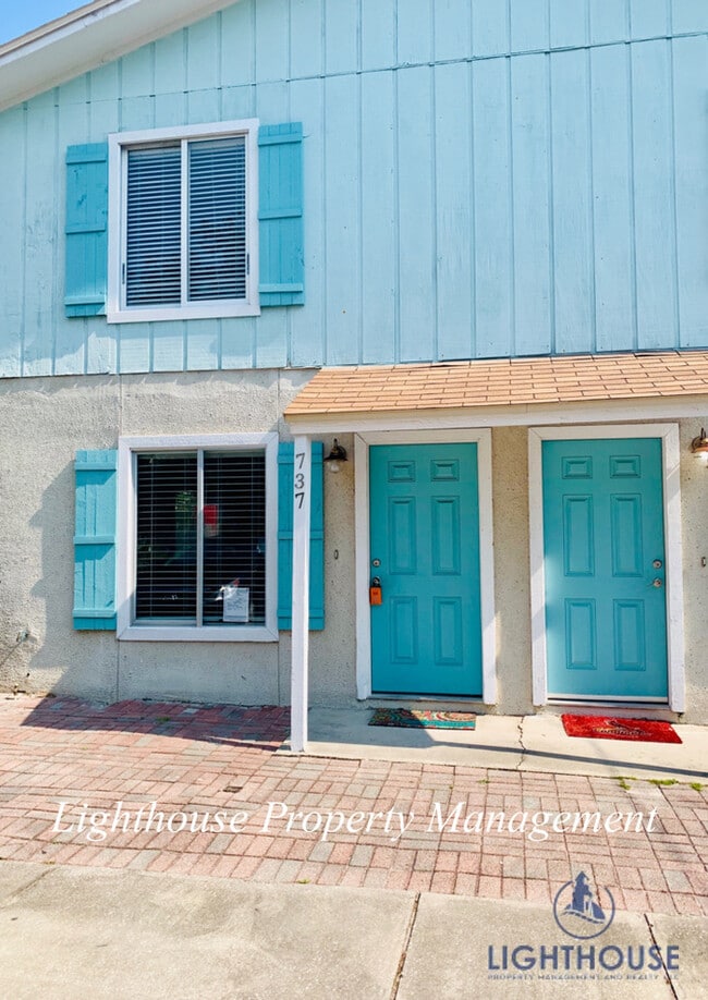 Building Photo - Walk To The Beach From This Beautiful Updated Townhome