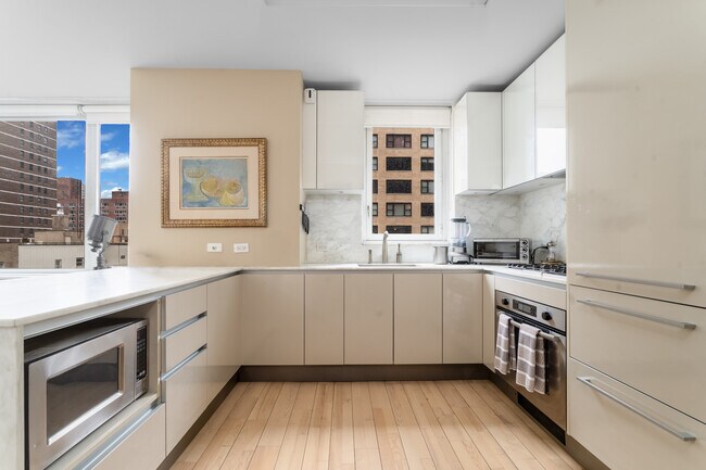 Photo - 322 W 57th St