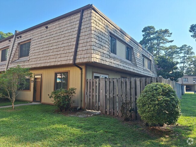 Building Photo - Remodeled Townhome