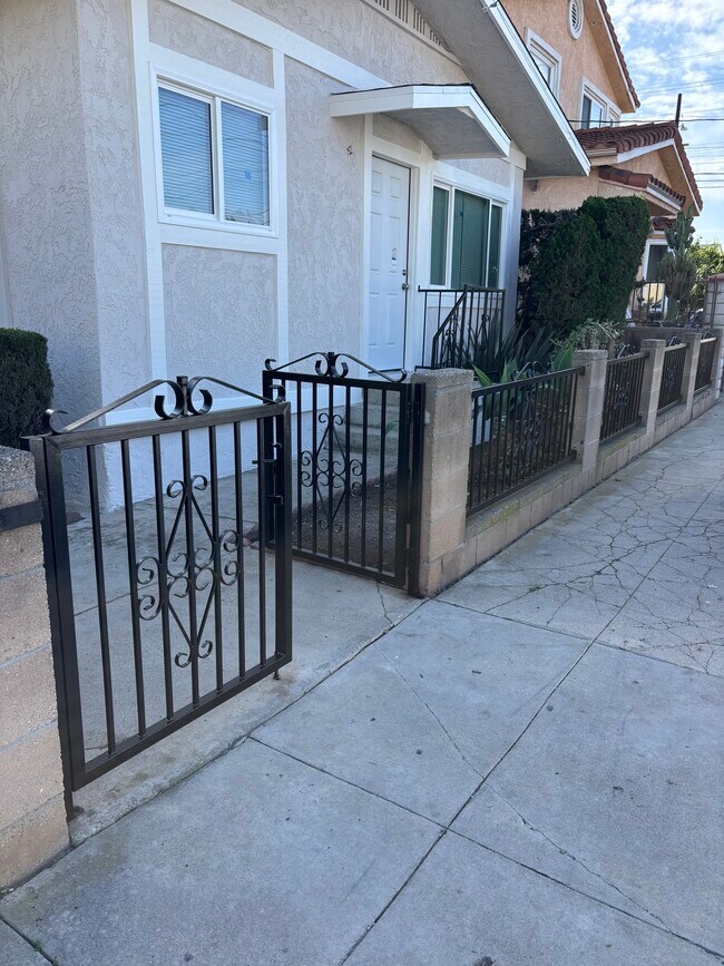 Photo - 583 W 16th St