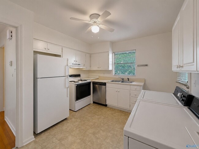 Photo - 516 Ferry St NE