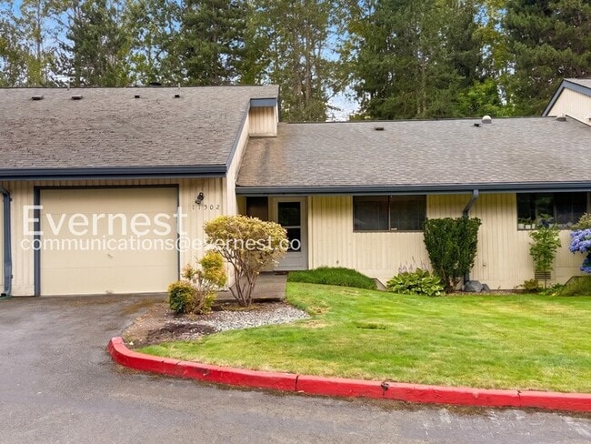 Building Photo - 2 Bed/2 Bath Condo with Fireplace & Garage / Vouchers Accepted / Available Now!
