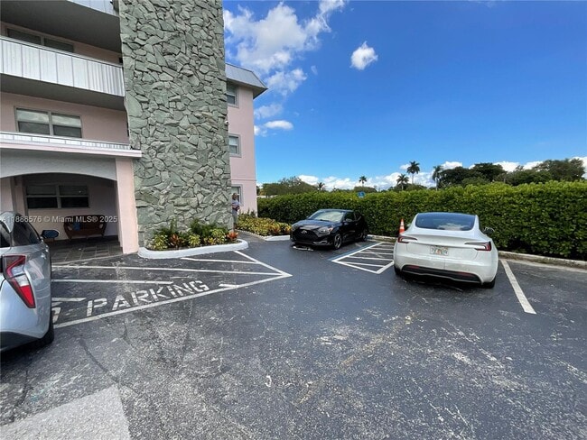 Photo - 2775 Taft St Unidad 211