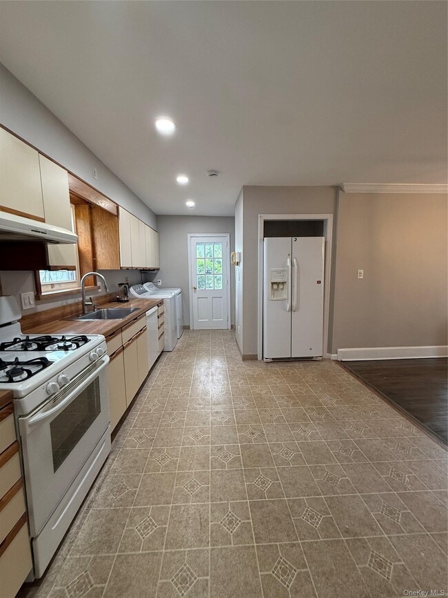 77 Woods Ave