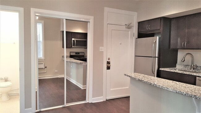 Building Photo - 432 W Belmont Ave Unit 102