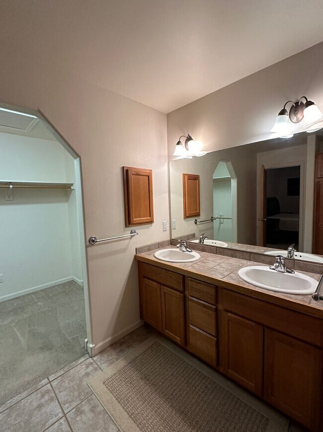 Three Bedroom Two and One Half Bath Duplex... Casa Casas en Alquiler