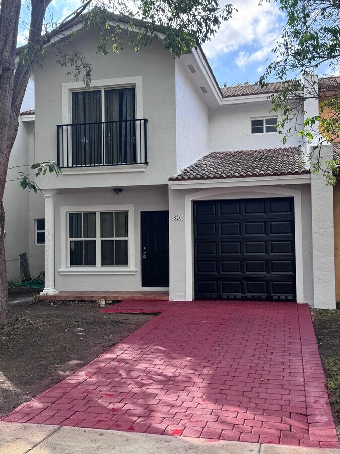 Photo - 820 SW 6th Ct