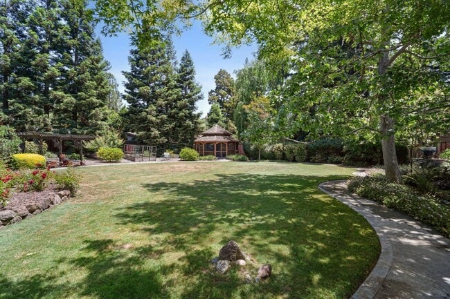 Building Photo - 24421 Summerhill Ave