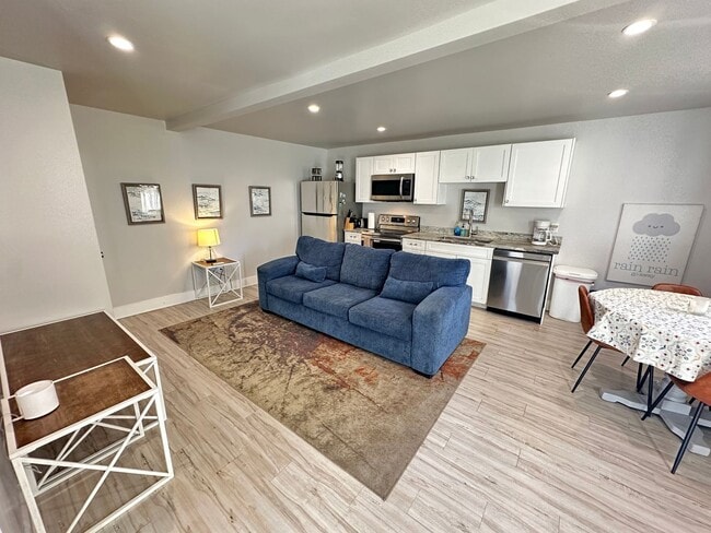 Building Photo - 214 E 32nd St Unit 214 E 32nd St D