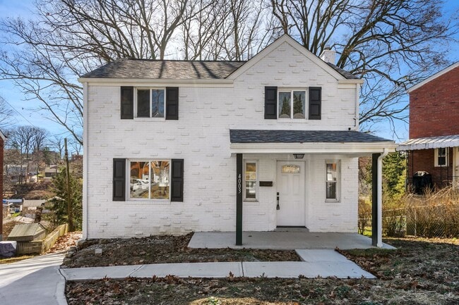 Newly Renovated 3 Bed/2.5 Bath Home - Cent... - Newly Renovated 3 Bed/2.5 Bath Home - Cent...
