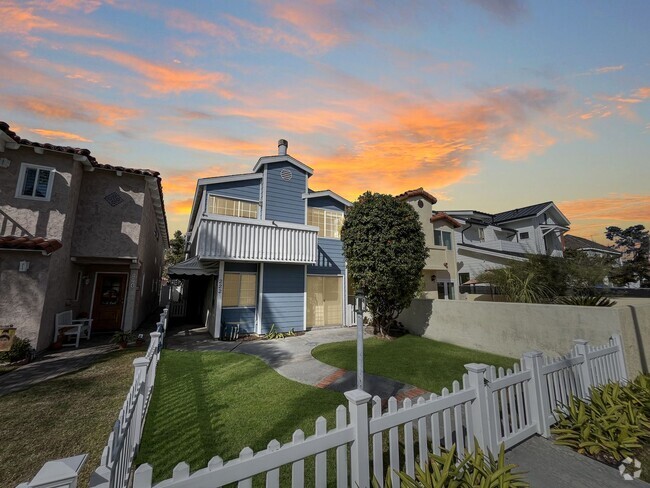 Building Photo - Great 3B/3.5BA House in Coronado!