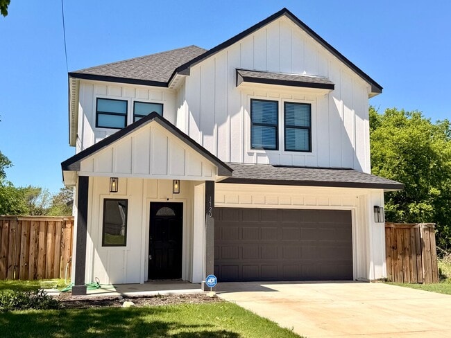 Building Photo - 1720 Lloyd Ave