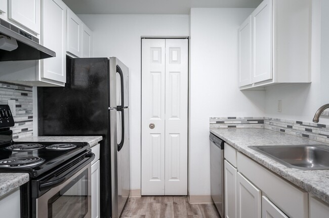 Riverwood | Cocina con despensa - Riverwood Heights Apartments