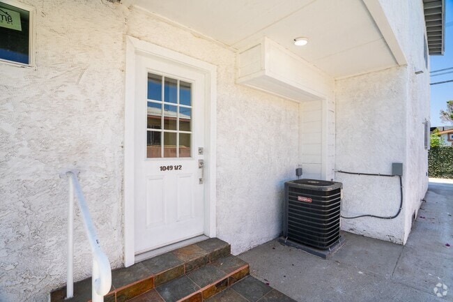 Building Photo - 1049 W 62nd St Unit 1049 1/2 Rental
