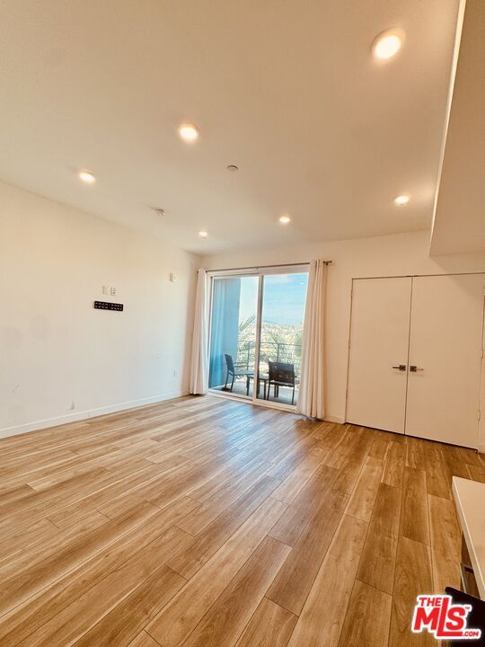 Photo - 252 N Hoover St Unidad 205